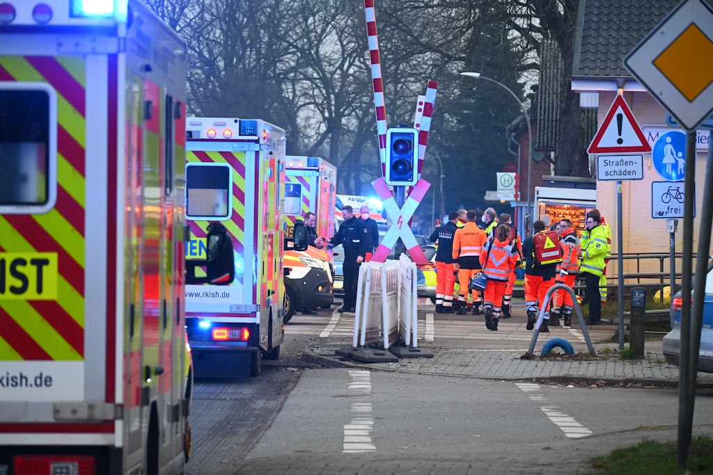 Einsatzkräfte sind an einem Bahnübergang in Brokstedt im Einsatz.