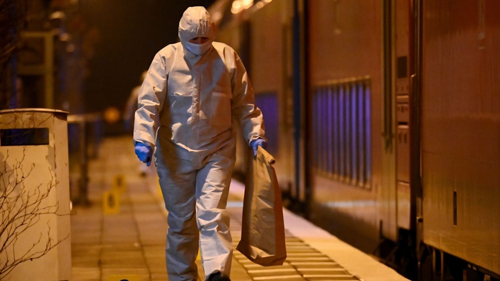 Mitarbeiter der Spurensicherung sind auf einem Bahnsteig bei dem Regionalzug im Einsatz. 