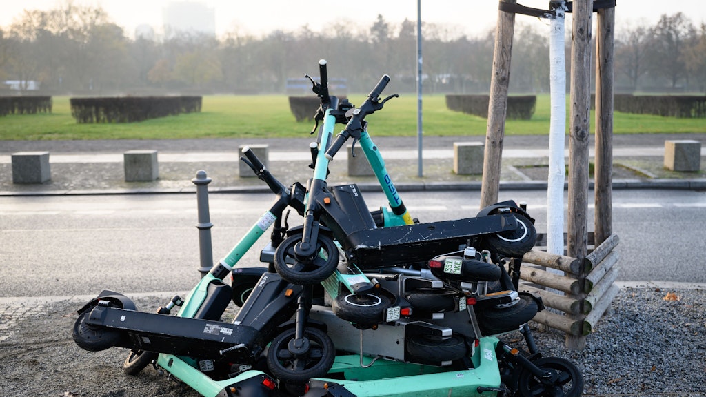 Viele Berliner sähen E-Scooter am liebsten so – vorbereitet für die Sperrmüllabfuhr.