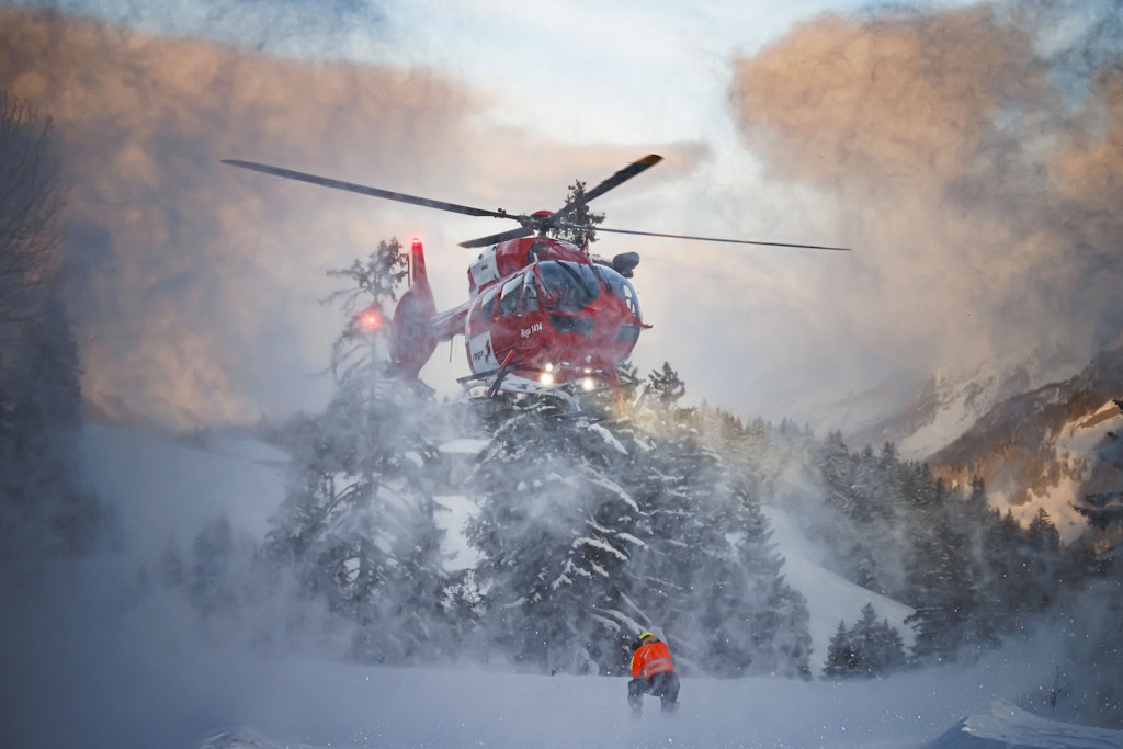 Ein Rega-Helikopter landet während einer Lawinenübung. Laut Wetter-Experten steigt in den nächsten Tagen die Lawinengefahr.