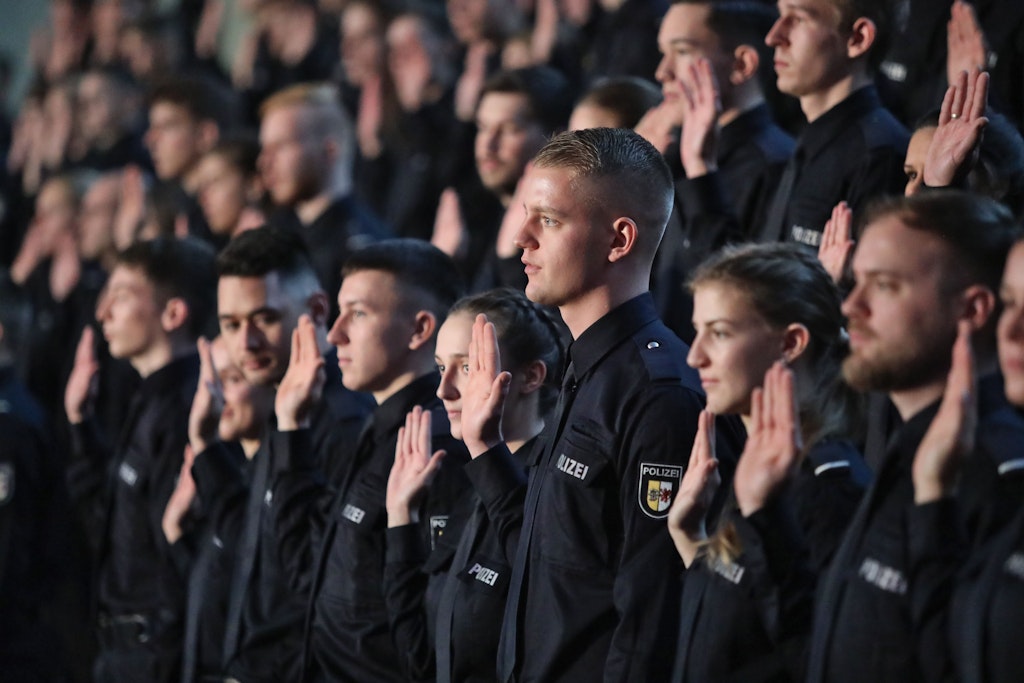 Junge Frauen und Männer werden als Berufsanfänger der Polizei Mecklenburg-Vorpommern vereidigt.