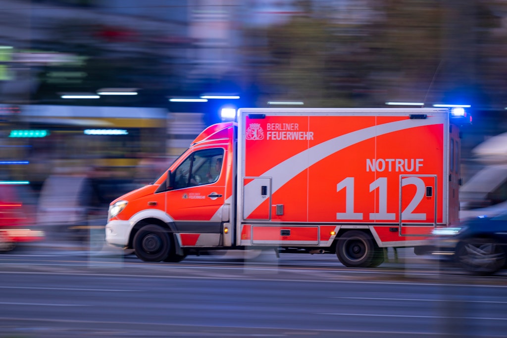 Ein Rettungswagen der Berliner Feuerwehr fährt mit Blaulicht zum Einsatz. (Symbolbild). 