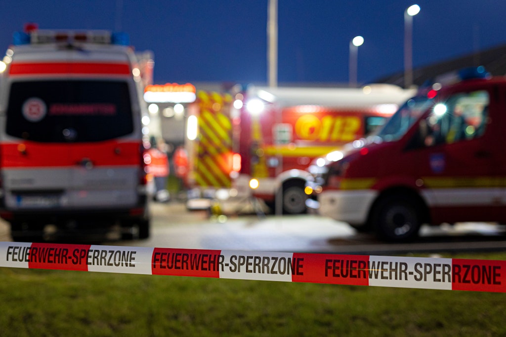 Auf der Suche nach einem mutmaßlich getöteten Jugendlichen durchkämmen Einsatzkräfte ein Waldgebiet im niedersächsischen Wunstorf.