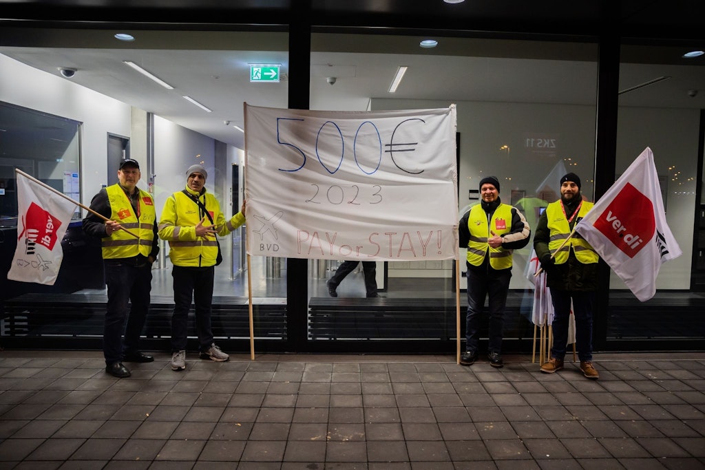 Am frühen Mittwochmorgen stehen die ersten Streikenden vor dem BER-Terminal.