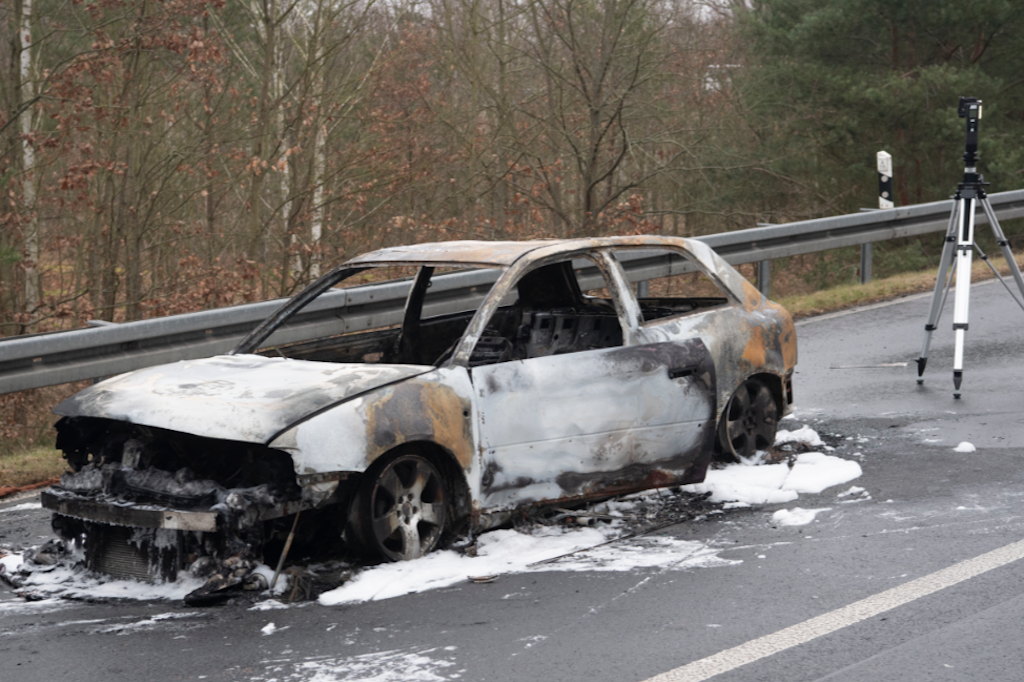 Ein ausgebrannter Pkw steht bei Drewitz auf der Zufahrt zur A115 in Richtung Berlin. Das Fahrzeug steht im Zusammenhang mit einem versuchten Überfall auf einem Geldtransporter.