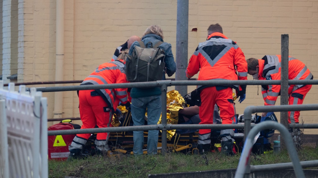 Einsatzkräfte behandeln einen Verletzten in Brokstedt.