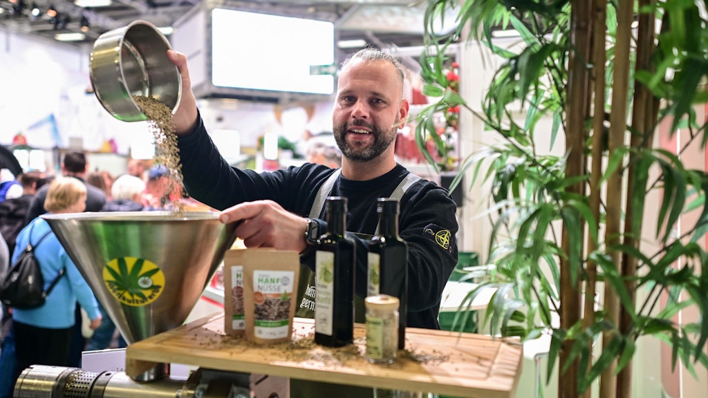 Hanf ist der große Trend im Osten: Ein Stand in der Sachsen-Anhalt-Halle auf der Grünen Woche bietet Snacks, Tee und Snacks aus dieser umstrittenen Pflanze an.