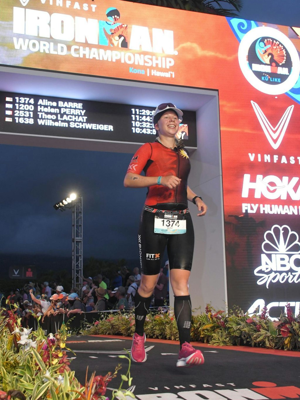 Zieleinlauf beim Ironman Hawaii – Aline genießt diesen Moment in vollen Zügen.