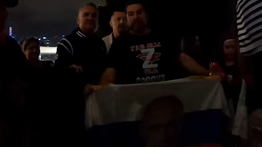 Ein Auszug aus dem Video: Srdjan Djokovic (l.) mit russischen Nationalisten in Melbourne.