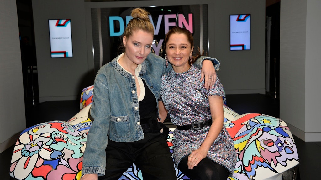 Influencerin Marie von den Benken und Schauspielerin Sarah Alles auf einem Graffiti-Boliden.