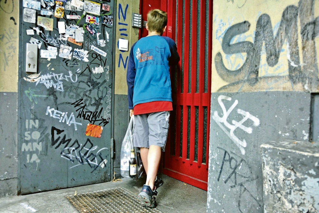 Ein neunjähriger Junge verdient sein Taschengeld durch Sammeln von Pfandflaschen. In Berlin sind besonders viele Kinder armutsgefährdet.