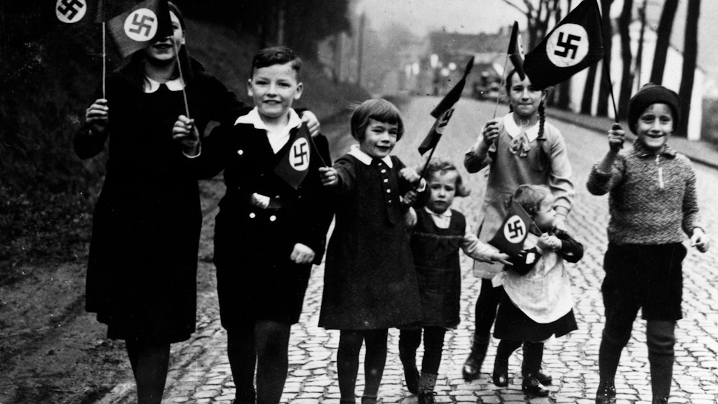 Kinder gehen mit Hakenkreuzfahnen in der Hand spazieren. Abzeichen und Fähnchen der Nazis werden gut verkauft, notiert ein Berliner 1933 in seinem Tagebuch.