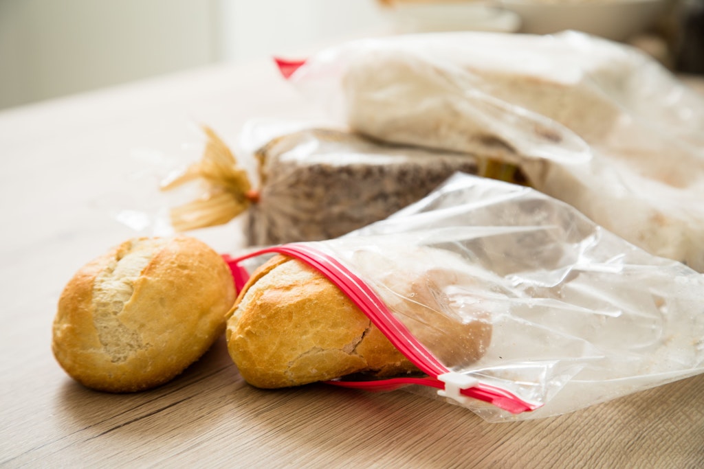 Sie brauchen wenig Platz, halten gut dicht, sind aber aus Kunststoff: Gefrierbeutel sind mit Blick auf Umweltaspekte nicht die ideale Lösung für den Tiefkühlschrank.