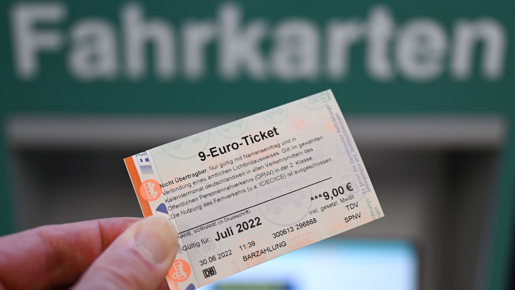 Das 9-Euro-Ticket gab es nur im vergangenen Sommer - der Nachfolger soll das 49-Euro-Ticket werden.