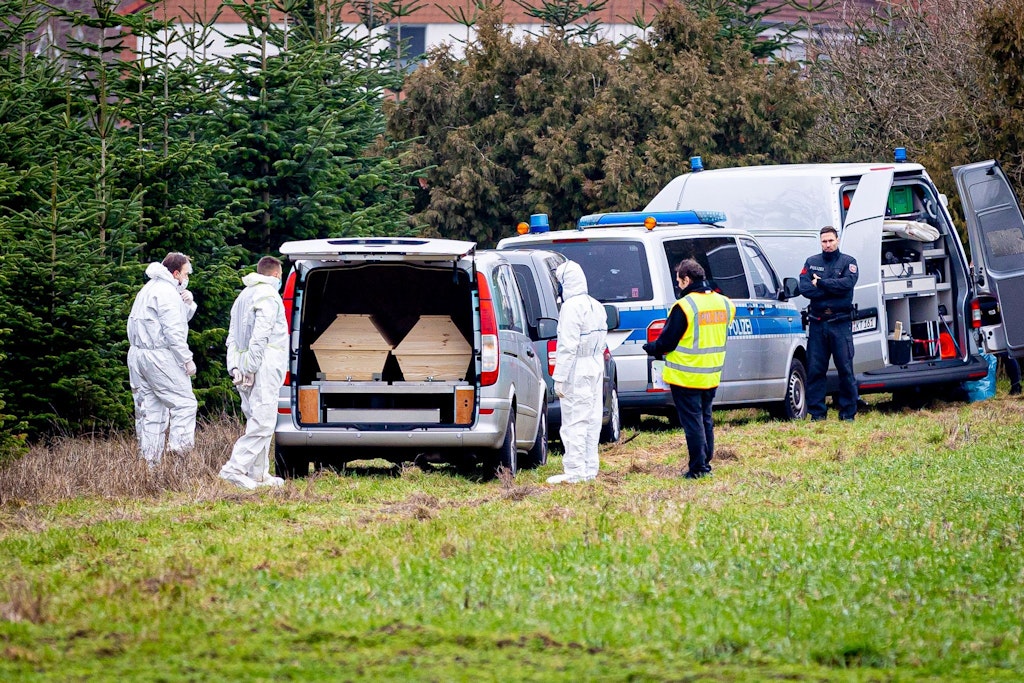 Mitarbeiter der Spurensicherung der Polizei stehen am Mittwoch in Wunstorf an einem Leichenwagen.