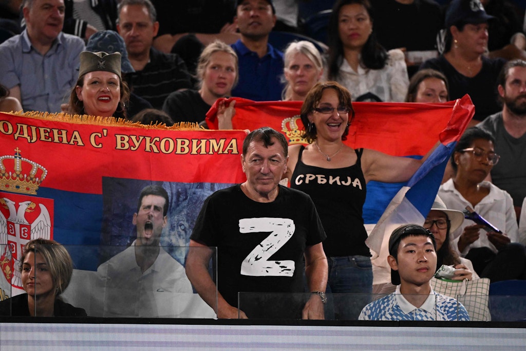 Ein Mann zeigte sich bei einem Djokovic-Spiel mit einem Shirt, auf dem das Z, das Symbol des russischen Angriffskriegs auf die Ukraine, zu sehen war.