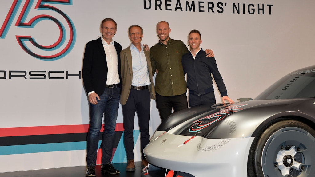 Porsche-Chef Oliver Blume (v.l.), Michael Mauer (Leiter Style Porsche), Aksel Lund Svindal (norwegischer Ex-Skirennläufer) und Timo Bernhard (Fahrerweltmeister der Fia-Langstrecken-Weltmeisterschaft) enthüllen den 357er auf der Porsche-Night in Berlin.