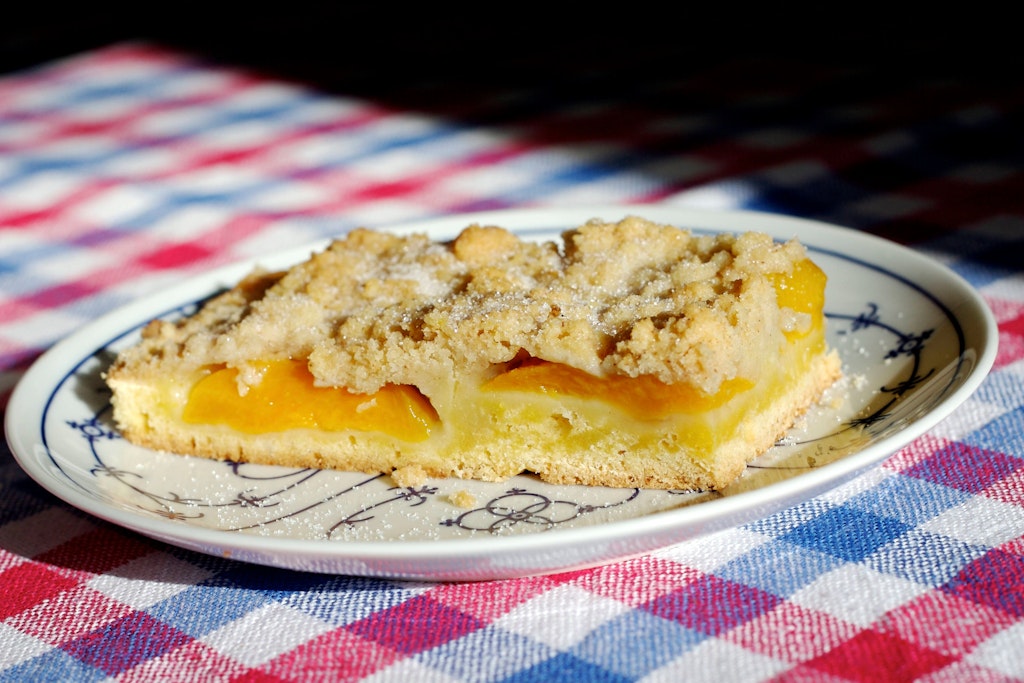 Ein einfacher Streuselkuchen, die Aprikosen machen den Genuss schön saftig. 