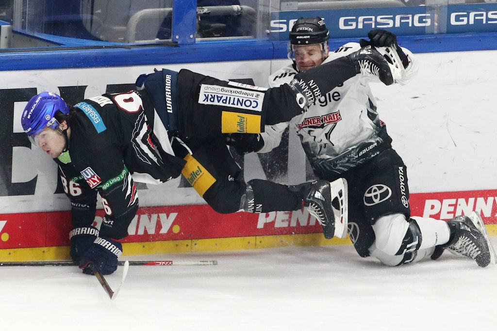 Kölns Moritz Müller lässt Eisbär Maximilian Heim in die Bande fliegen.