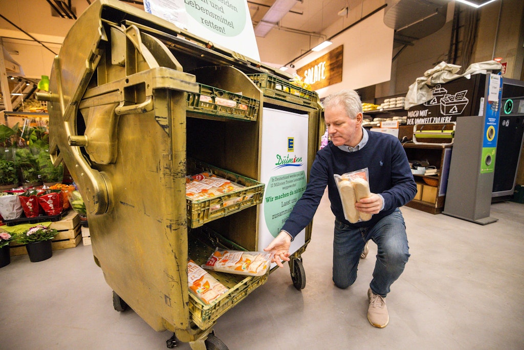 Supermarktbetreiber Guido Gartmann mit der „Goldenen Tonne“