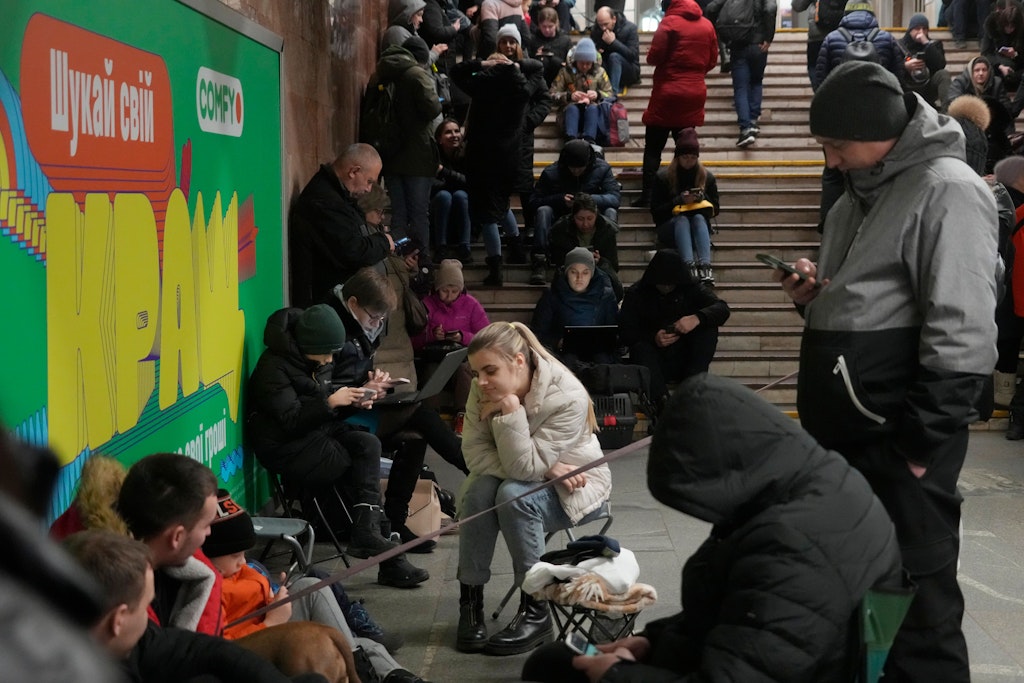 Am Donnerstag gab es wieder Luftalarm in Kiew, Menschen flüchteten sich in die U-Bahnhöfe. Landesweit habe es elf Tote durch russische Raketen und Drohnen gegeben, meldete der Zivilschutz.