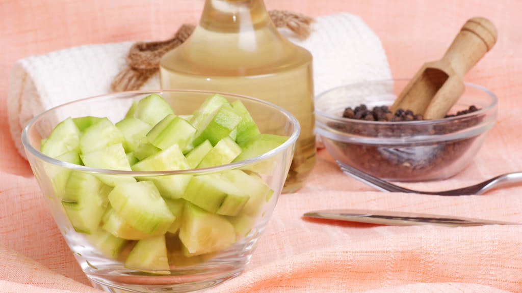 In diesem Rezept für Gurkensalat werden die Gurken gewürfelt.
