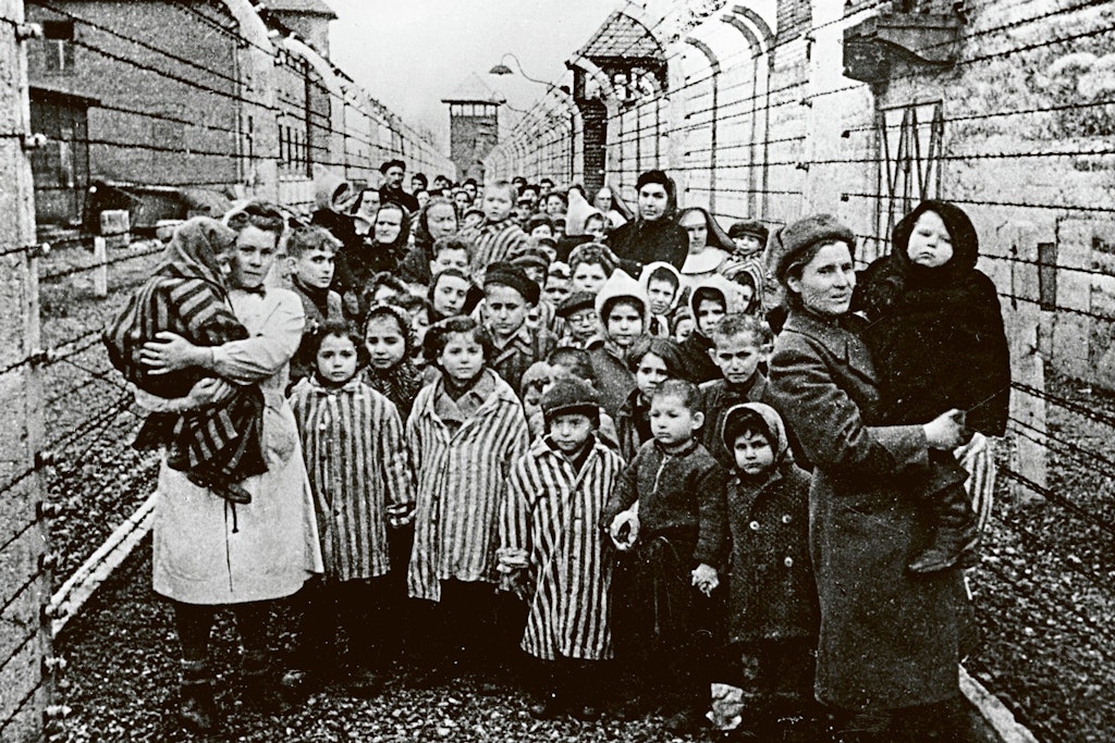 Überlebende Kinder bei der Befreiung des KZ Auschwitz durch die Rote Armee.