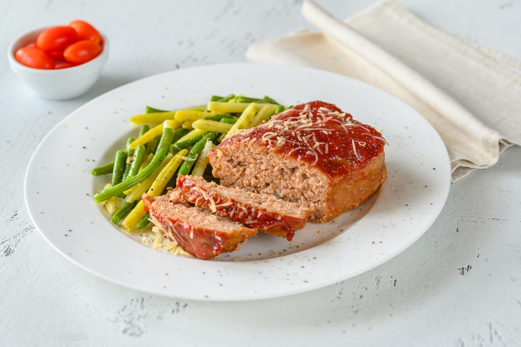 Hackbraten ist ein echter Klassiker der Hausmannskost. In diesem Rezept erfahren Sie, wie Sie das Gericht zubereiten.