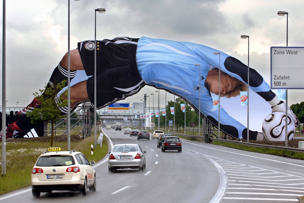 Vor über 16 Jahren bei der Heim-WM 2006 war Oliver Kahn der Titan über der Autobahn. Jetzt ist er der prominenteste Verkehrssünder Deutschlands.