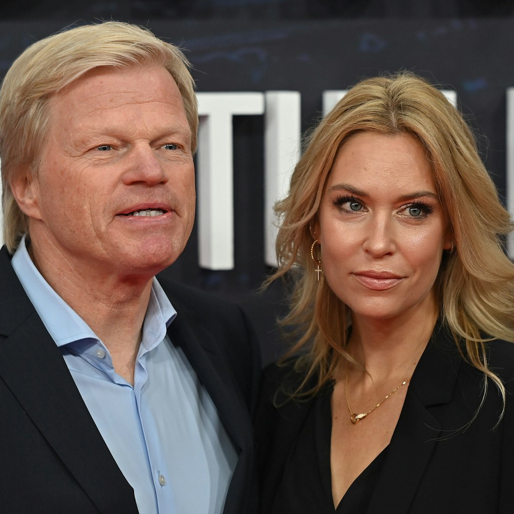 Oliver Kahn mit Ehefrau Svenja, sie übernimmt gerade den Chauffeursjob.