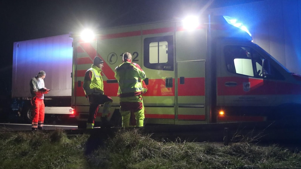 Rettungssanitäter kümmern sich um die Verletzten nach einem schweren Unfall auf der A10.