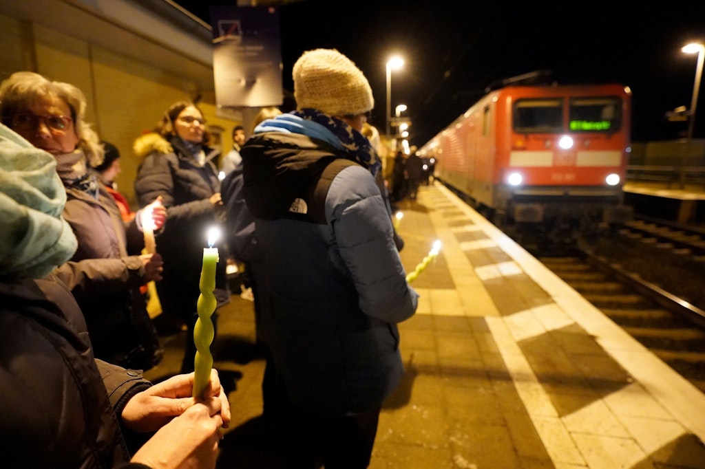 In Brokstedt gedenken Menschen den Opfern der Messerattacke.