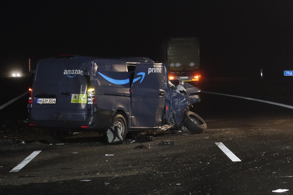 Bei einem Unfall auf der A10 wurde der Fahrer dieses Kleintransporters lebensgefährlich verletzt.