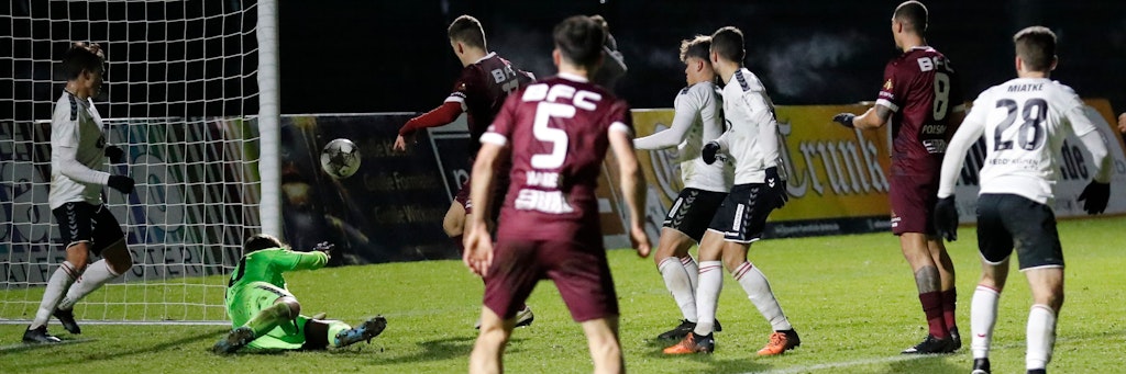 Chris Reher (3.v.l.) stochert den Ball rein zum 2:1-Siegtreffer für den BFC Dynamo.