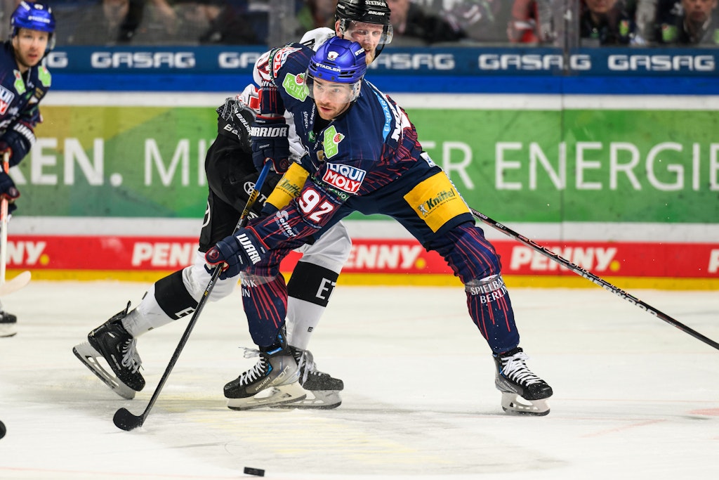 Eisbären-Stürmer Marcel Noebels hält sich ganz geschickt Köln-Verteidiger Stanislav Dietz vom Leib.