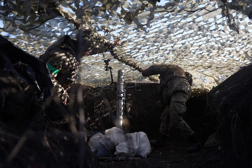 Ukrainische Soldaten halten in den Schützengräben um Bachmut die Stellung.
