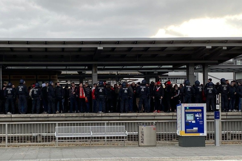 Polizeibeamte ordnen am Ostkreuz den Einstieg in der S-Bahn, damit es kein Chaos gibt. 