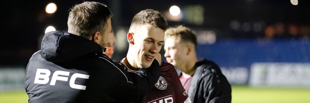 BFC-Trainer Heiner Backhaus herzt Dynamos Siegtorschützen Chris Reher nach dem 2:1 gegen den ZFC Meuselwitz.