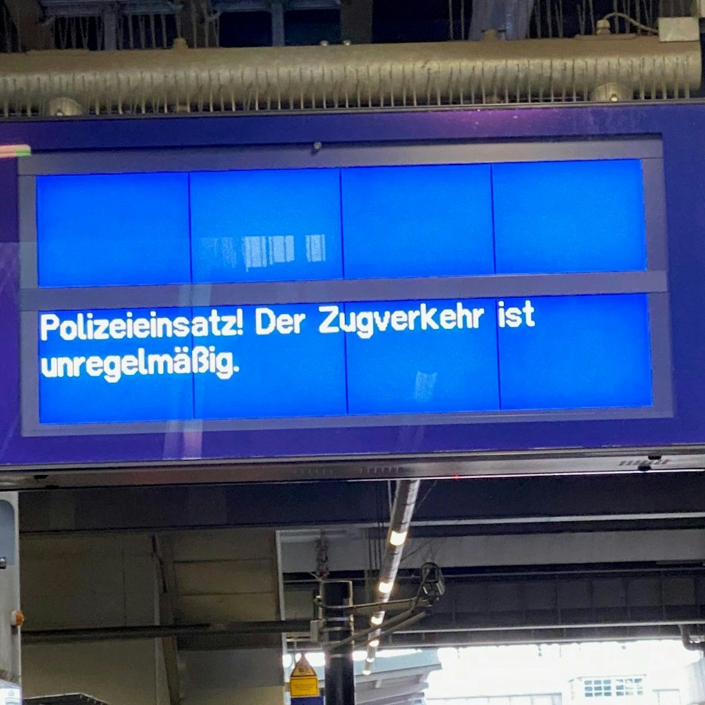 Auch das noch! Der Zugverkehr ist ins Stocken geraten. 