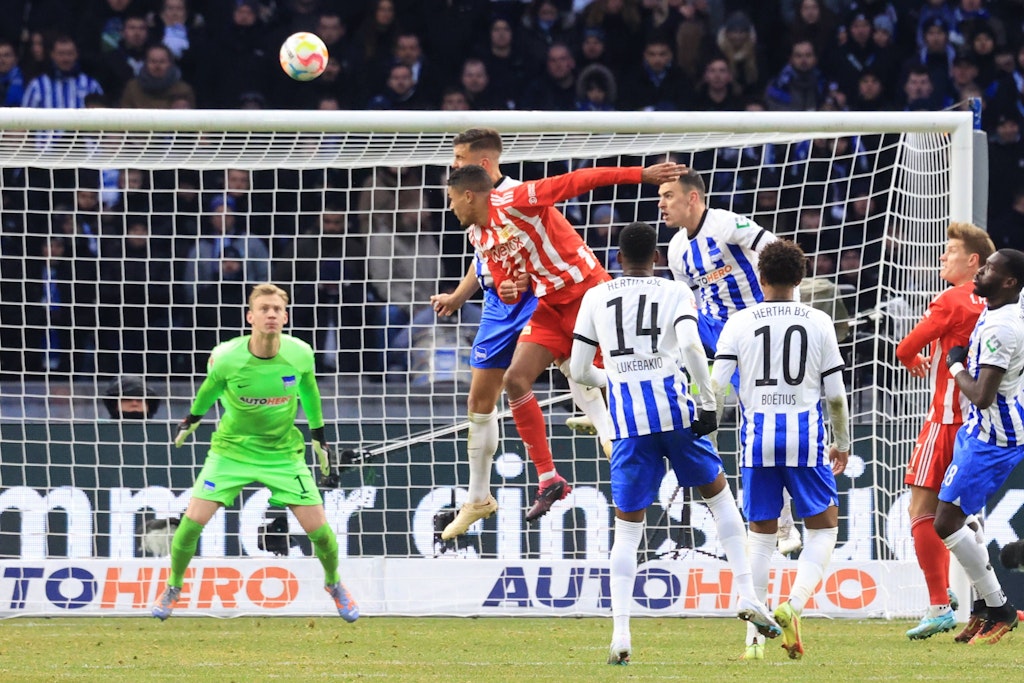 Unions Abwehr-Hüne Danilho Doekhi (1,90 Meter) hatte gegen Herthas Verteidiger leichtes Spiel, köpfte zum 0:1 ein. 