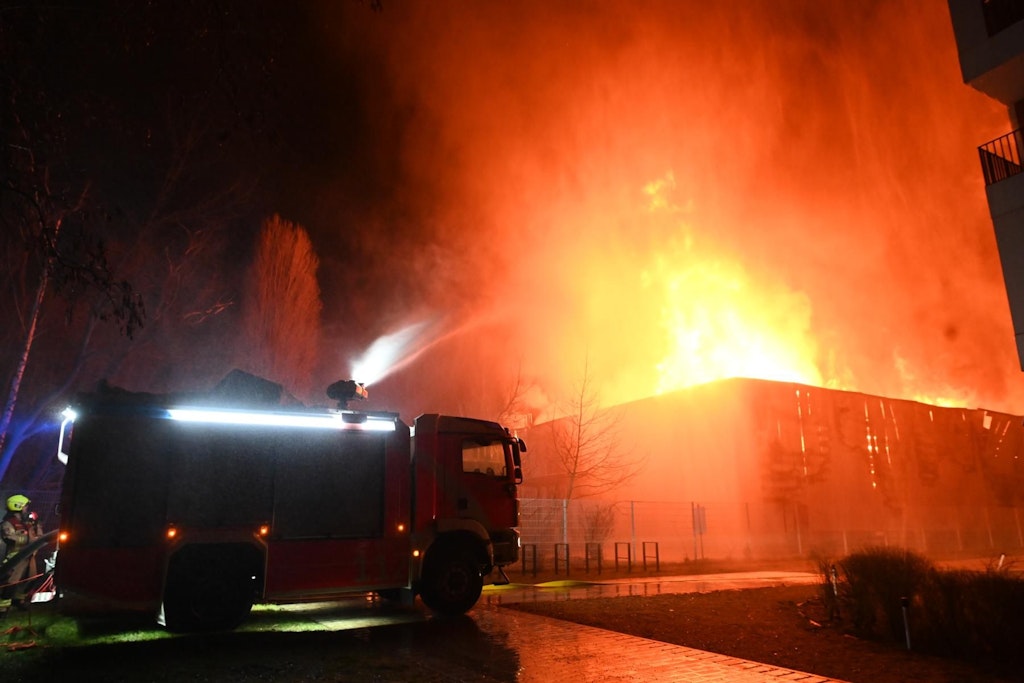 Teile des Daches der Halle stürzten ein.