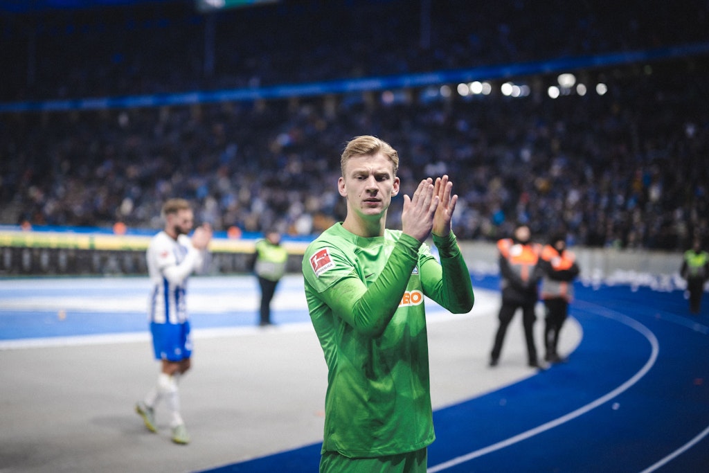 Herthas Torwart Oliver Christensen wirkt beim Gang in die Kurve nachdenklich. Nach dem 0:2 gegen Union hat sich die Lage der Blau-Weißen zugespitzt.