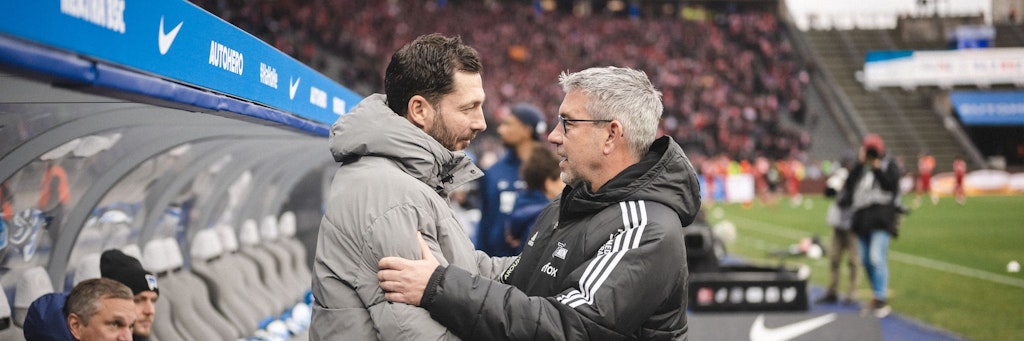 Hertha-Trainer Sandro Schwarz bekommt von Urs Fischer, dem Chefcoach des 1. FC Union Schützenhilfe versprochen. (Foto von City-Press GmbH)