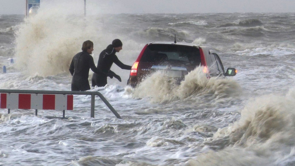 Meteorologen warnen: An der Küste sind Sturmfluten möglich.