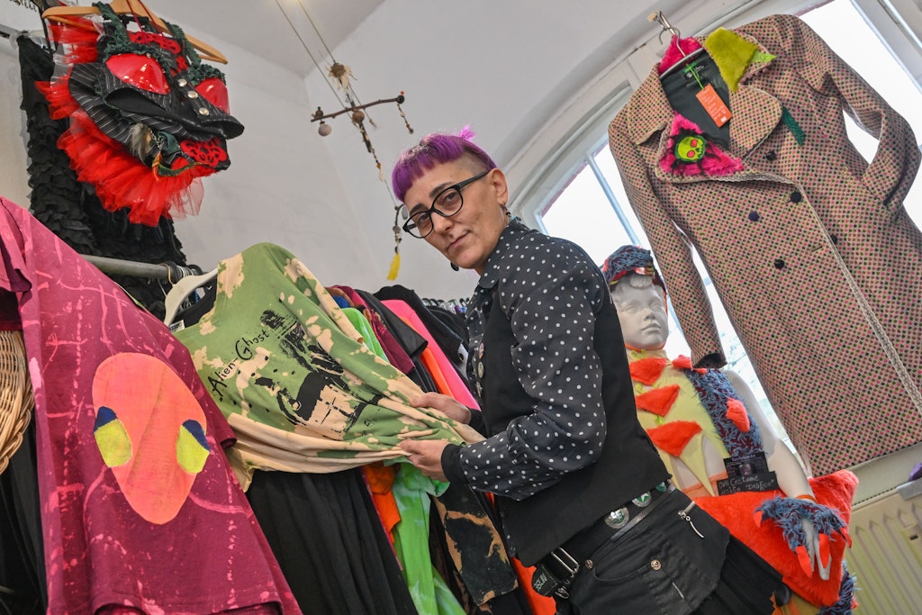 Safak Yüreklik, Künstlerin und Inhaberin vom Atelier „Die dritte Hand“, zeigt umgestaltete und gebrauchte Kleidung.
