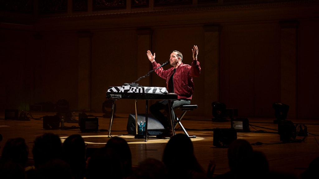 Der Mann am Klavier: Danger Dan auf der Bühne im Konzerthaus am Gendarmenmarkt.