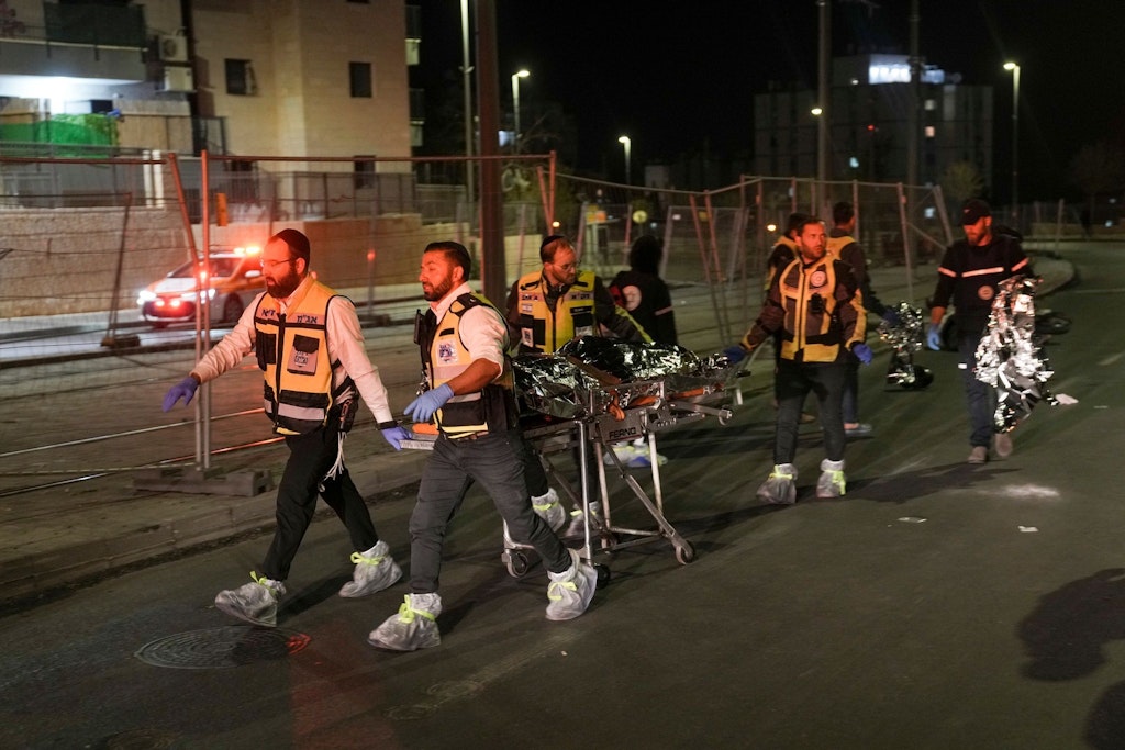 Der Leichnam eines Terror-Opfers wird vom Tatort, einer Synagoge in Ost-Jerusalem, abtransportiert.