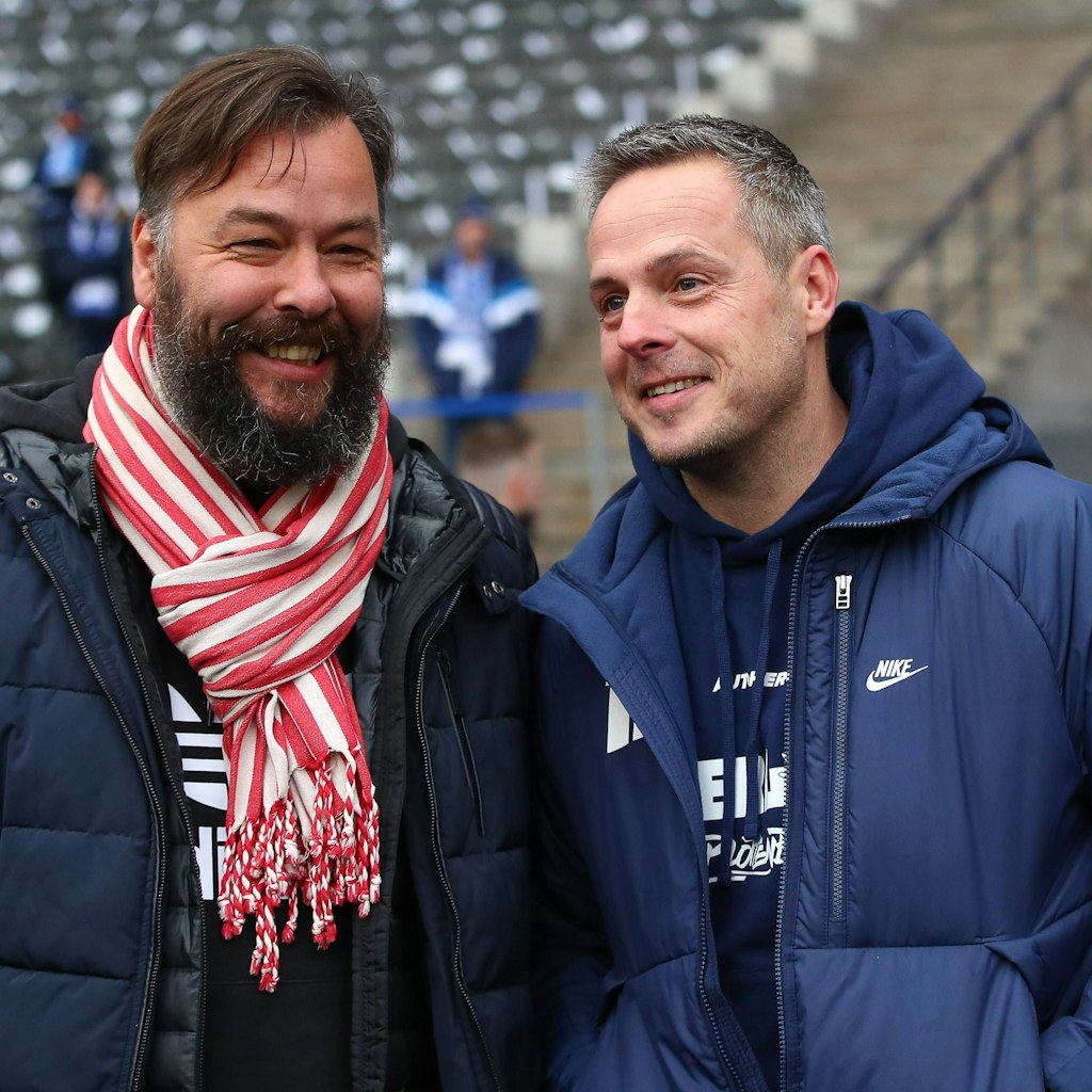 Ein netter Plausch vor dem Anpfiff des Derbys mit Unions Pressesprecher Christian Arbeit. Thermojacke, aber diesmal darunter ein dunkelblauer Kapuzenpulli.