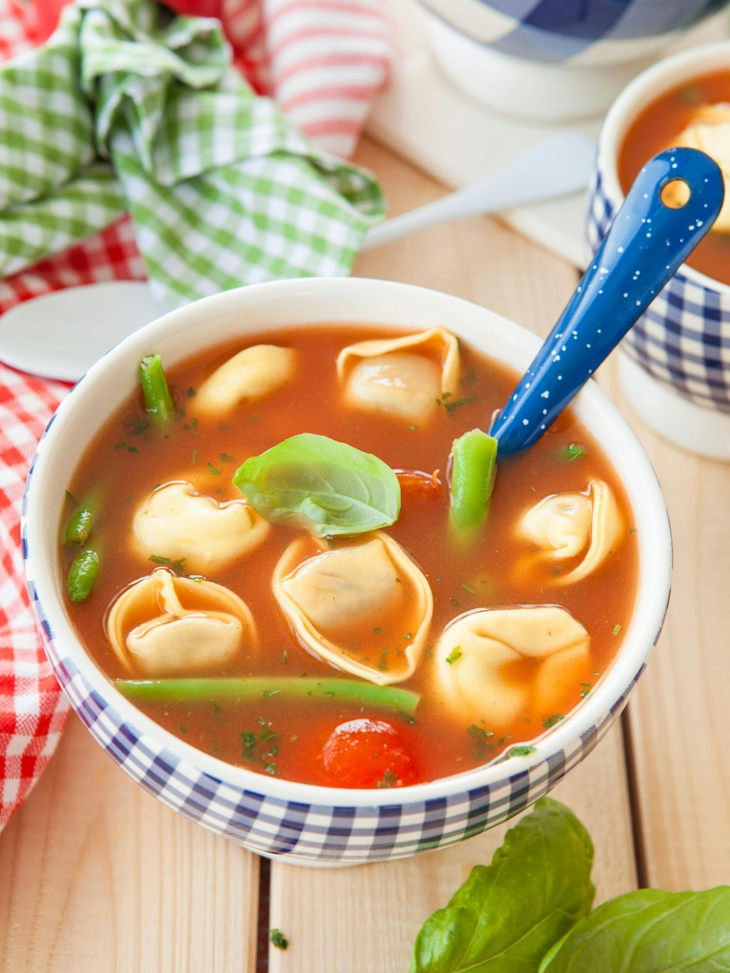 Leckere Tortellini-Suppe ist ein echtes Wohlfühl-Essen. Das Rezept ist außerdem blitzschnell fertig.