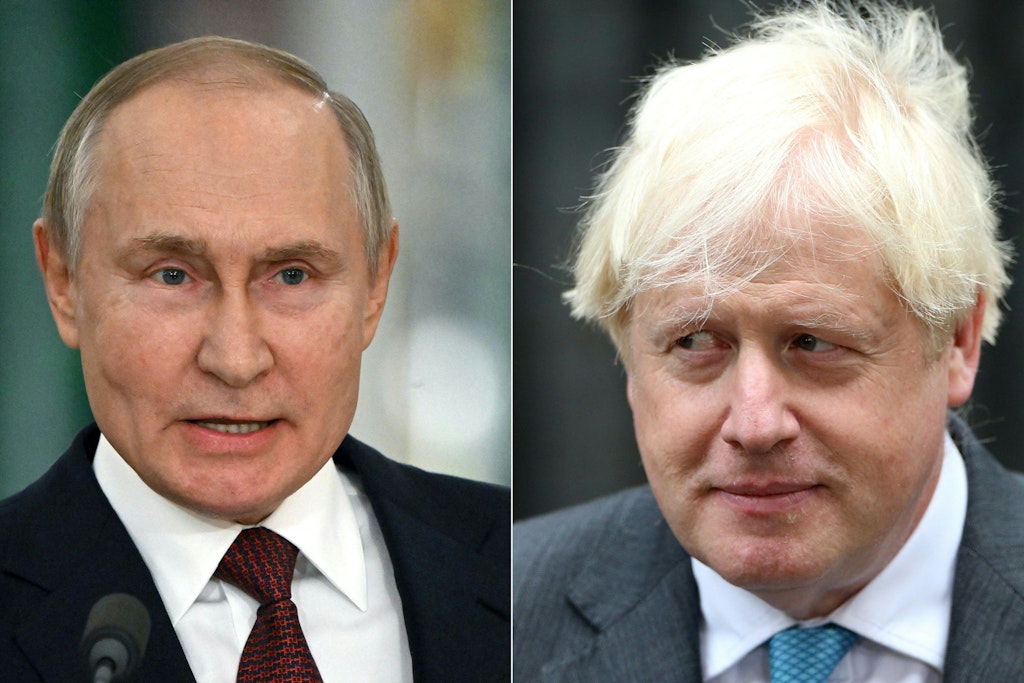Russlands Präsident Wladimir Putin soll gegenüber dem damaligen Premierminister Boris Johnson (r.) mit einem Raketenangriff gedroht haben.